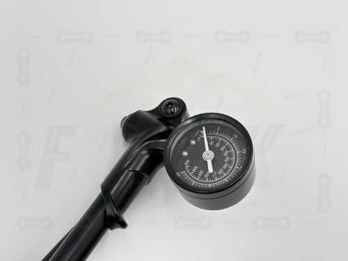 Pompka do amortyzatorów Rock Shox 600 PSI zbliżenia na zegar ciśnienia