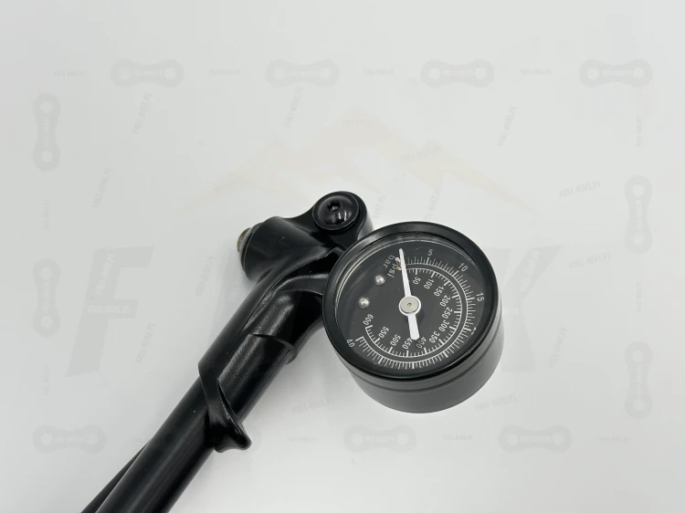 Pompka do amortyzatorów Rock Shox 600 PSI zbliżenia na zegar ciśnienia