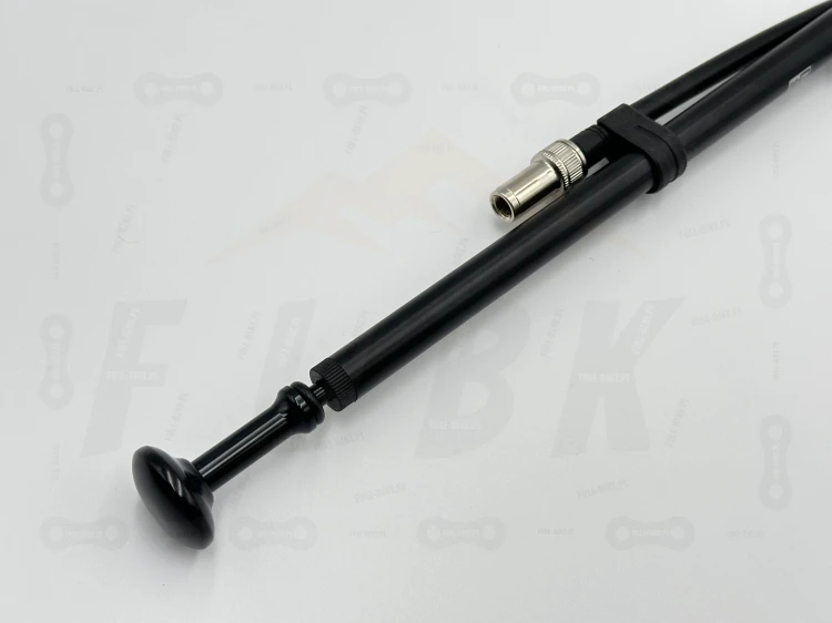 Pompka do amortyzatorów Rock Shox 600 PSI  zbliżenie na zawór i rączkę pompującą