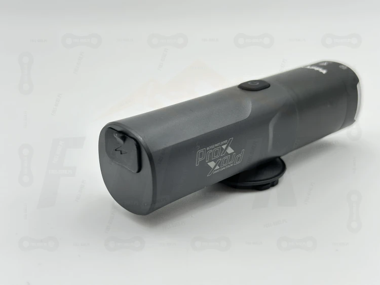 Lampa Przód Prox Kappa 800lm 2500mah zbliżenie na wejście do ładowania oraz logo producenta
