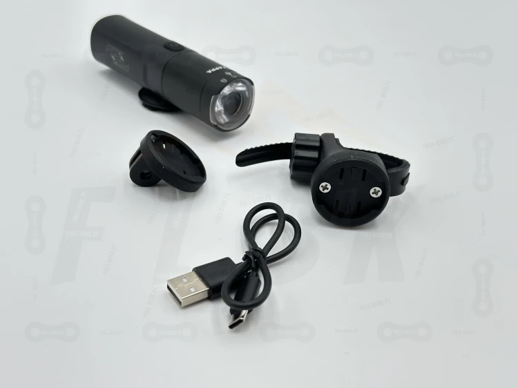 Lampa Przód Prox Kappa 800lm 2500mah zbliżenie na elementy montażowe oraz kabel do ładowania