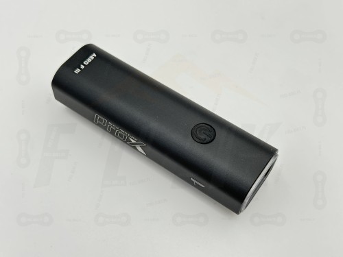 Lampa Przód Prox AERO F III 400lm 2000mAh zdjęcie z widokiem na markę producenta, model oraz włącznik/wyłącznik