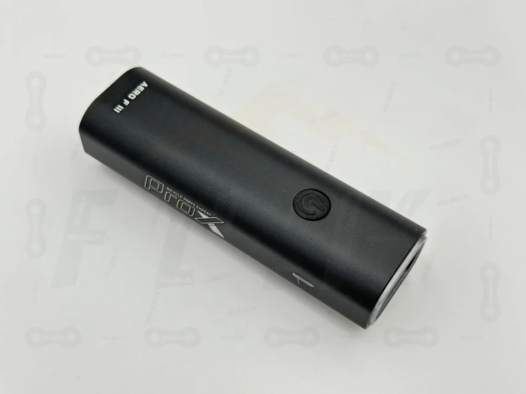 Lampa Przód Prox AERO F III 400lm 2000mAh zdjęcie z widokiem na markę producenta, model oraz włącznik/wyłącznik