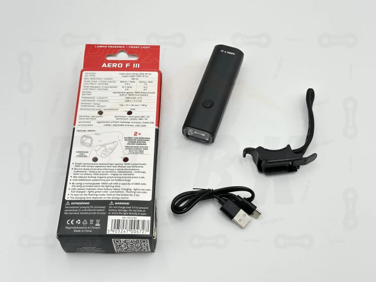 Lampa Przód Prox AERO F III 400lm 2000mAh zdjęcie obrazujące zestaw lampki, część montażową, ładowarkę oraz opakowanie
