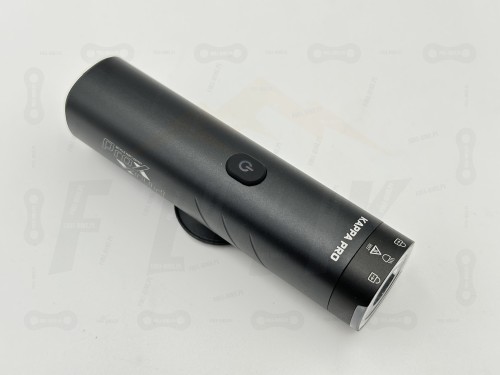 Lampa Przód Prox Kappa Pro 1500lm 4500mah główne zdjęcie produktu z widokiem na markę producenta, przycisk włącz/wyłącz oraz tryby oświetlenia