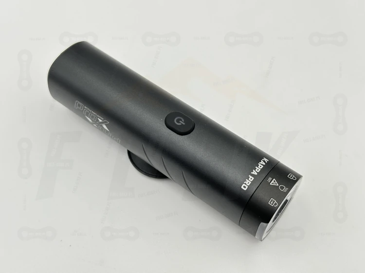 Lampa Przód Prox Kappa Pro 1500lm 4500mah główne zdjęcie produktu z widokiem na markę producenta, przycisk włącz/wyłącz oraz tryby oświetlenia