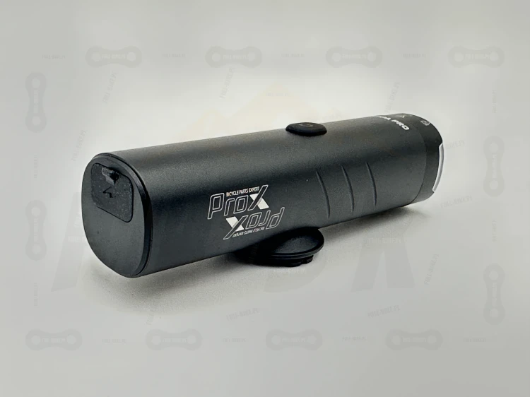 Lampa Przód Prox Kappa Pro 1500lm 4500mah główne zdjęcie produktu z widokiem na markę producenta, przycisk włącz/wyłącz oraz tryby oświetlenia, wejście do ładowania