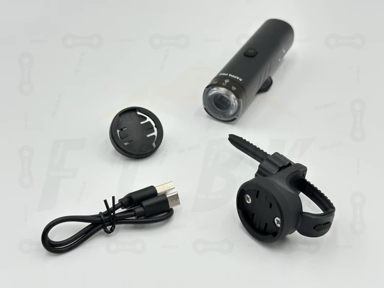 Lampa Przód Prox Kappa Pro 1500lm 4500mah główne zdjęcie produktu z widokiem elementy montażowe, które występują w zestawie oraz kabel ładujący