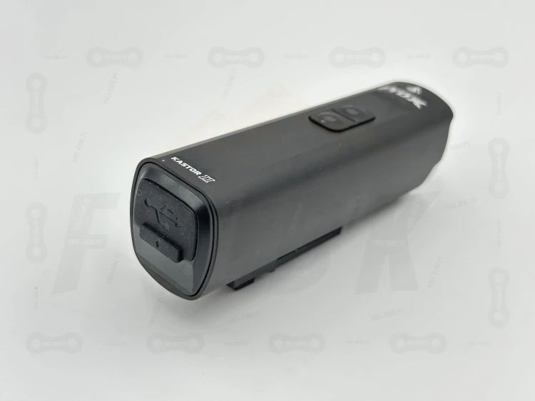 Lampa Przód Prox Kastor-II 1100lm 4800mah główne zdjęcie produktu, zbliżenie na górą część lampki z marka producenta, modelem oraz dwoma trybami oświetlania włącznik/wyłącznik, widok na wejście ładowania