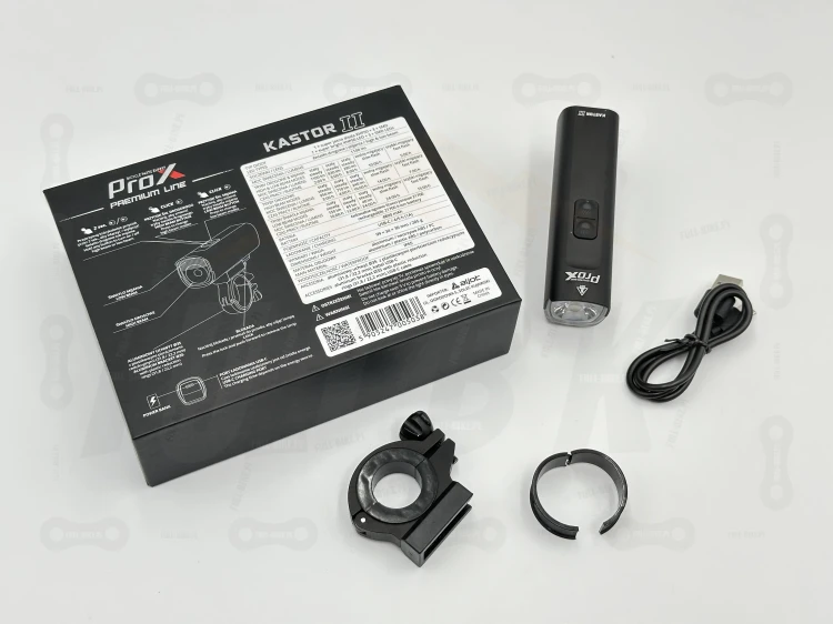 Lampa Przód Prox Kastor-II 1100lm 4800mah główne zdjęcie produktu oraz cały zestaw montażowy lampki, ładowarka i opakowanie