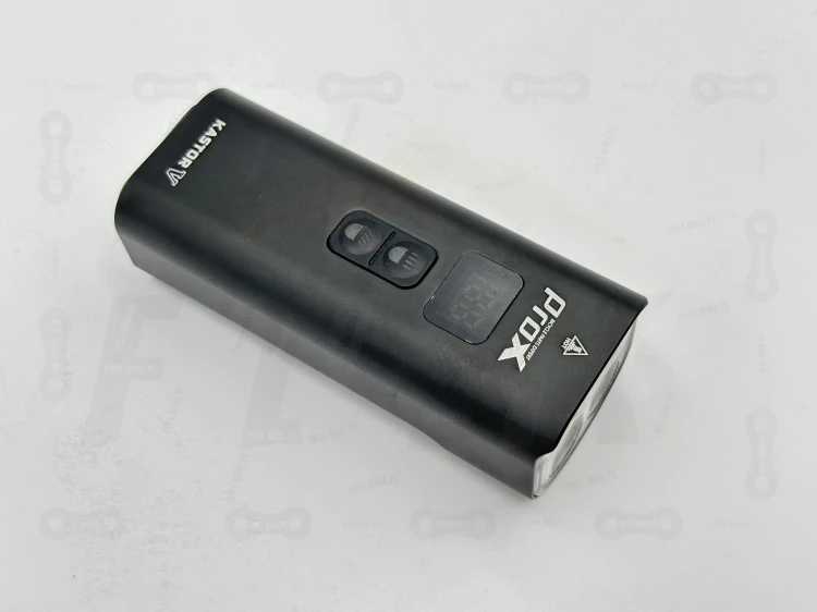 Lampa Przód Prox Kastor-V 2400lm 6400mah główne zdjęcie produktu, z widokiem na wyświetlacz, dwa tryby włączenia/wyłączenia lampek oraz markę producenta wraz z modelem