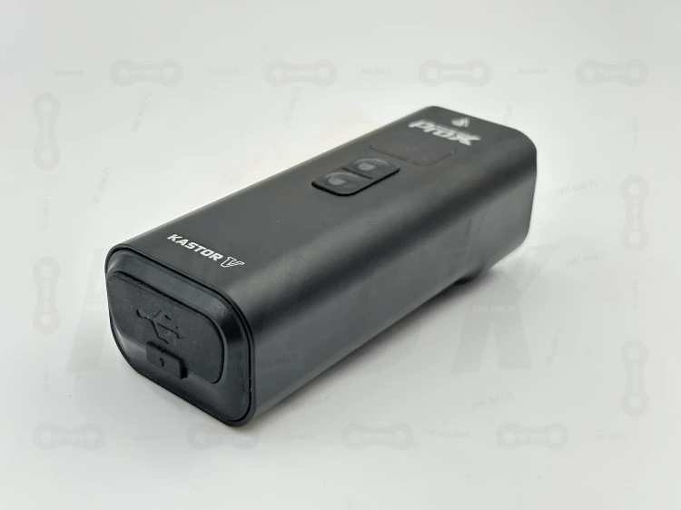 Lampa Przód Prox Kastor-V 2400lm 6400mah główne zdjęcie produktu, z widokiem na wyświetlacz, dwa tryby włączenia/wyłączenia lampek, markę producenta wraz z modelem oraz wejście do ładowania