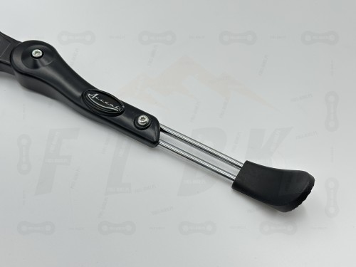 Stopka Accent Evo 24"-28",główne zdjęcie przedmiotu ,nóżka regulowana mocowana do ramy roweru, zbliżenie na stopkę oraz markę producenta