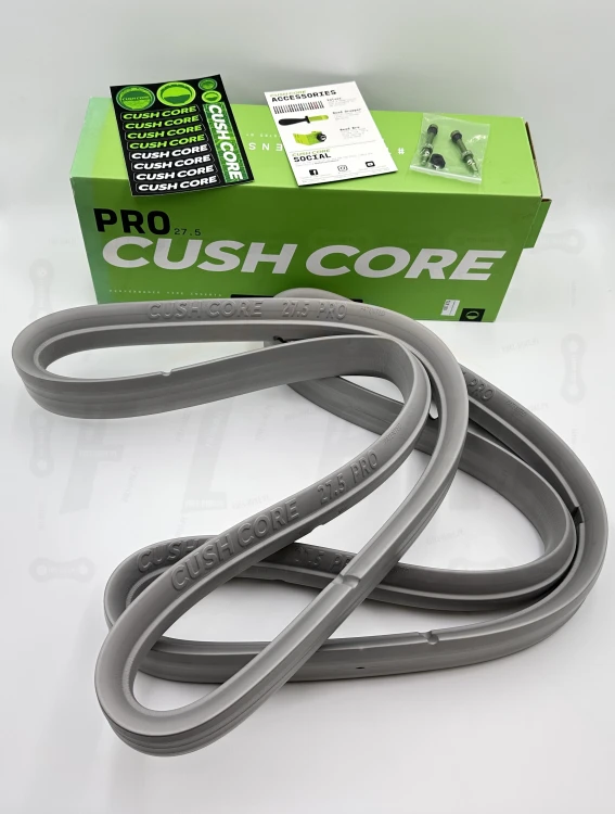Wkładki Cush Core Pro Set na zdjęciu widoczne są wkładki w rozmiarze 27,5 dwie sztuki, naklejki, etykieta produktu, wentyle oraz opakowanie