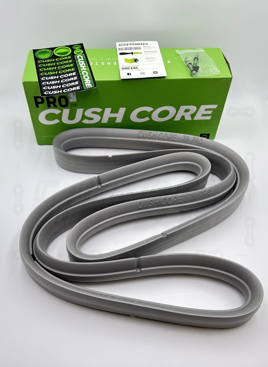 Wkładki Cush Core Pro Set na zdjęciu widoczne są wkładki w rozmiarze 29 dwie sztuki, naklejki, etykieta produktu, wentyle oraz opakowanie