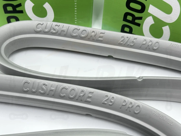 Wkładki Cush Core Pro Set na zdjęciu widoczne są wkładki w rozmiarze 27,5 oraz 29 w zestawie mullet, zbliżenie nie markę producenta oraz rozmiary