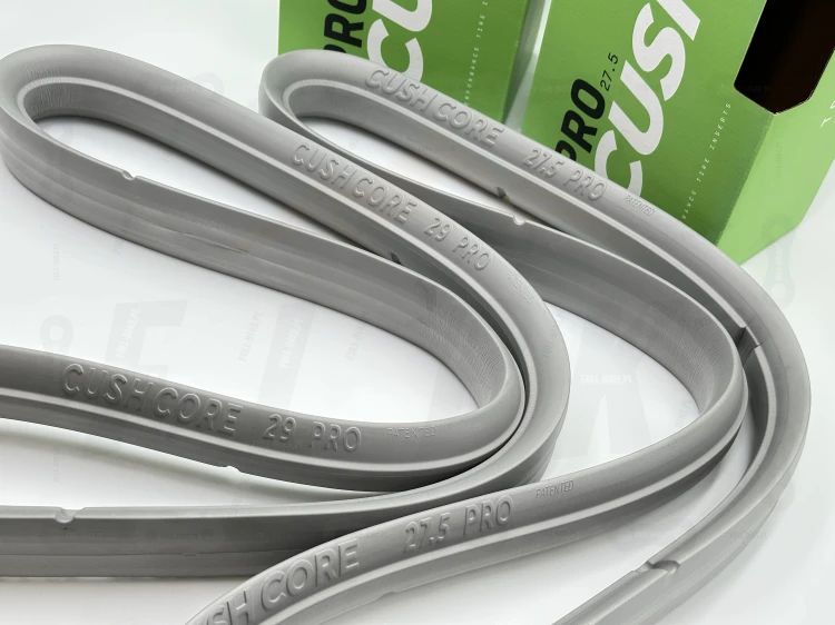 Wkładki Cush Core Pro Set na zdjęciu widoczne są wkładki w rozmiarze 27,5 oraz 29 w zestawie mullet, zbliżenie nie markę producenta oraz rozmiary