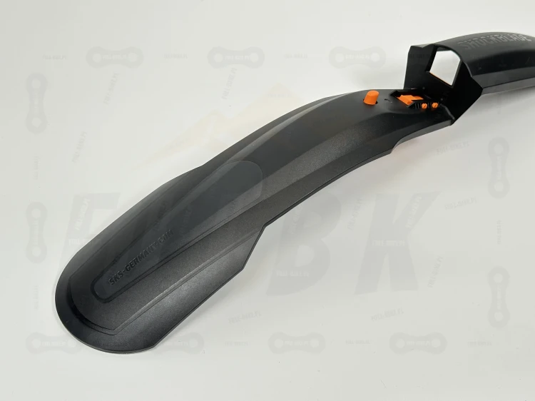 Błotnik SKS Blade Set w rozmiar 26-27,5, zbliżenie na przedni błotnik oraz markę producenta