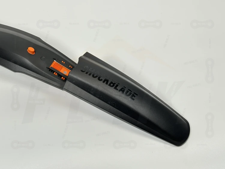 Błotnik SKS Blade Set w rozmiar 26-27,5, zbliżenie na przedni błotnik oraz markę producenta