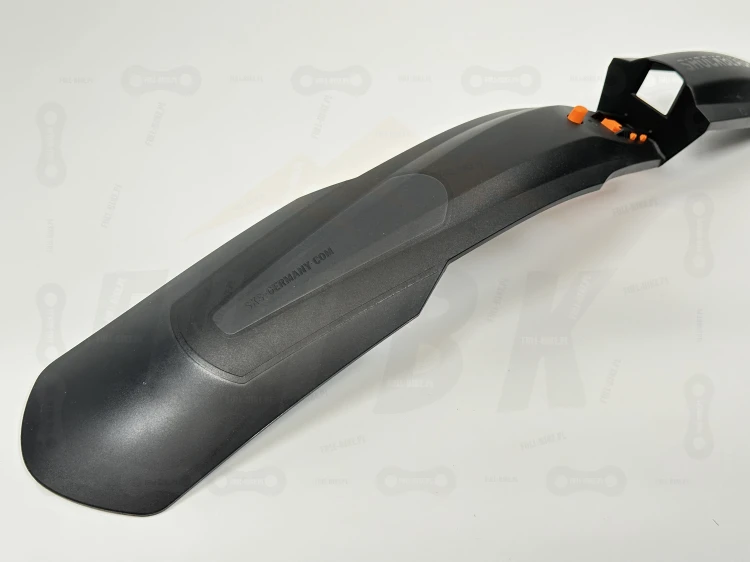 Błotnik SKS Blade Set w rozmiar 27,5"-29", zbliżenie na przedni błotnik oraz markę producenta