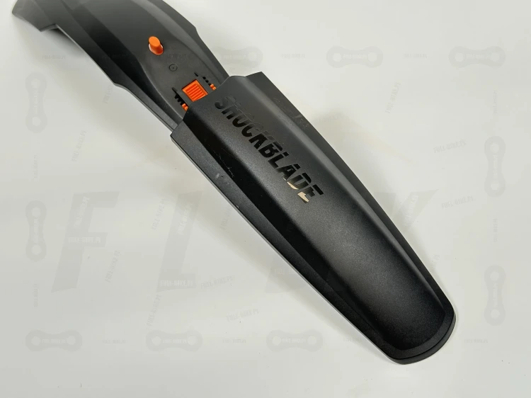 Błotnik SKS Blade Set w rozmiar 27,5"-29", zbliżenie na przedni błotnik oraz markę producenta