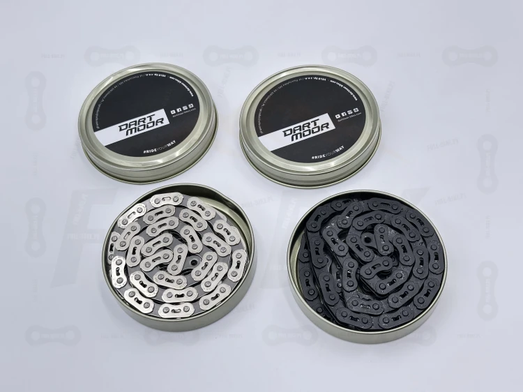 Łańcuch single speed Dartmoor CORE główne zdjęcie przedstawia widok łańcucha w opakowaniu oraz widok na markę producenta