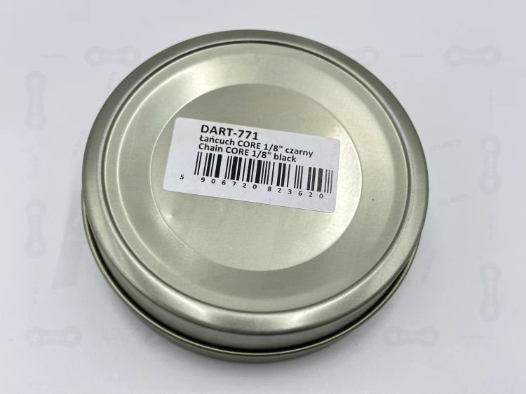 Łańcuch single speed Dartmoor CORE główne zdjęcie przedstawia widok pudełka z etykietą gdzie znajdują się numery produktu