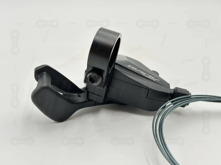 Manetka Shimano SL-M3100 2S OEM główne zdjęcie przedmiotu na którym widać model Alivio, zbliżenie na uchwyt mocujący oraz śrube
