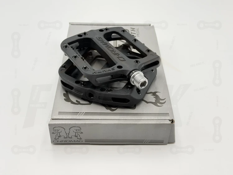 pedały rowerowe Chromag Wax w kolorze czarnym zbliżenie na czarne piny oraz napis chromag.