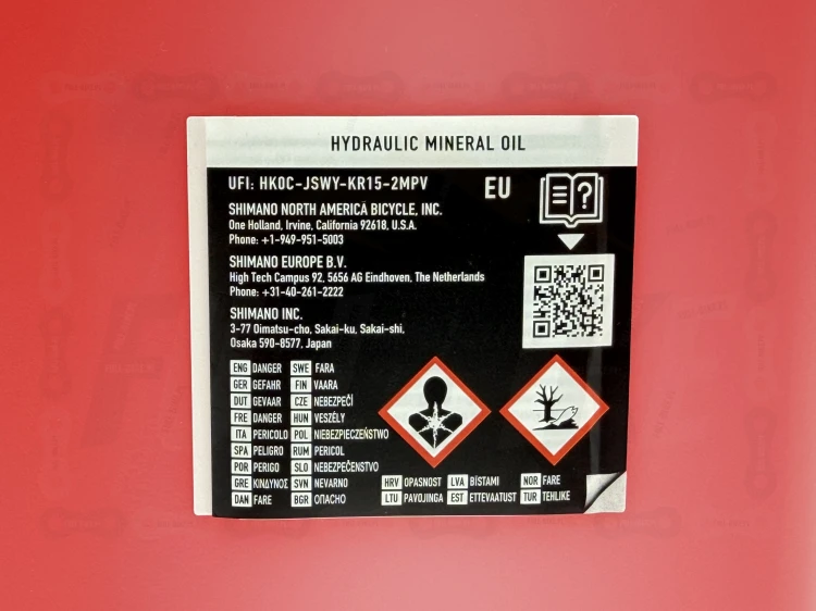 Płyn Hamulcowy Mineralny Shimano 1000Ml (na rynek UE) główne zdjęcie produktu z widokiem na front butelki z nazwa producenta i dokładnym modelem produktu oraz na etykietę informacyjną