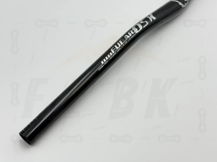 Kierowica Chromag OSX LTD 31.8 czarno srebrna. Zbliżenie na srebrny napis Fubar OSX LTD