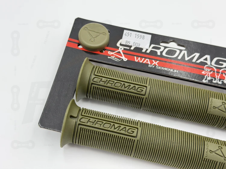 Gripy rowerowe Chromag Wax w kolorze oliwkowym. Zdjęcie z blistrem. Zbliżenie na bieżnik oraz napis chromag
