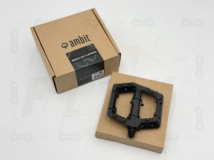 Pedały Ambit Flatpedal Breach Ze Sprzęgłem w kolorze czarnym wraz z opakowaniem produktu