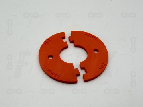Zestaw Do Zmiany Skoku Fox Float X (travel spacer) widok na dwa elementy zestawu ze zbliżeniem na markę producenta Fox oraz wymiar 2.5 mm