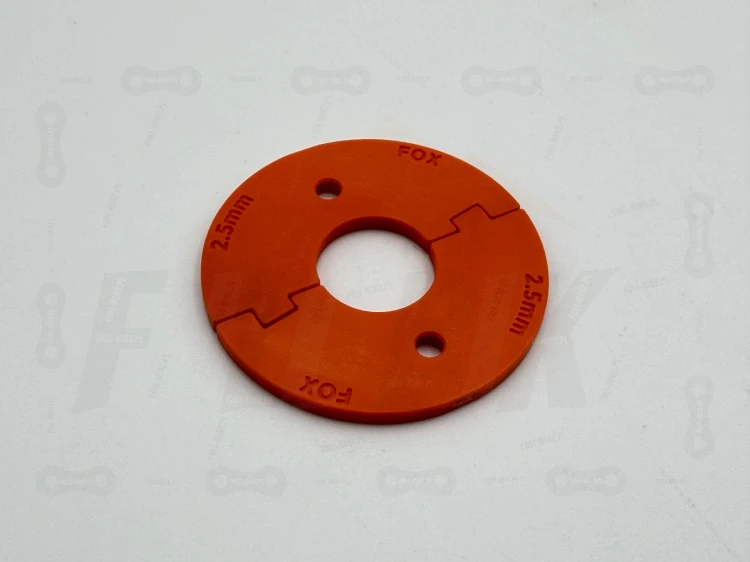 Zestaw Do Zmiany Skoku Fox Float X (travel spacer) widok na dwa elementy zestawu ze zbliżeniem na markę producenta Fox oraz wymiar 2.5 mm