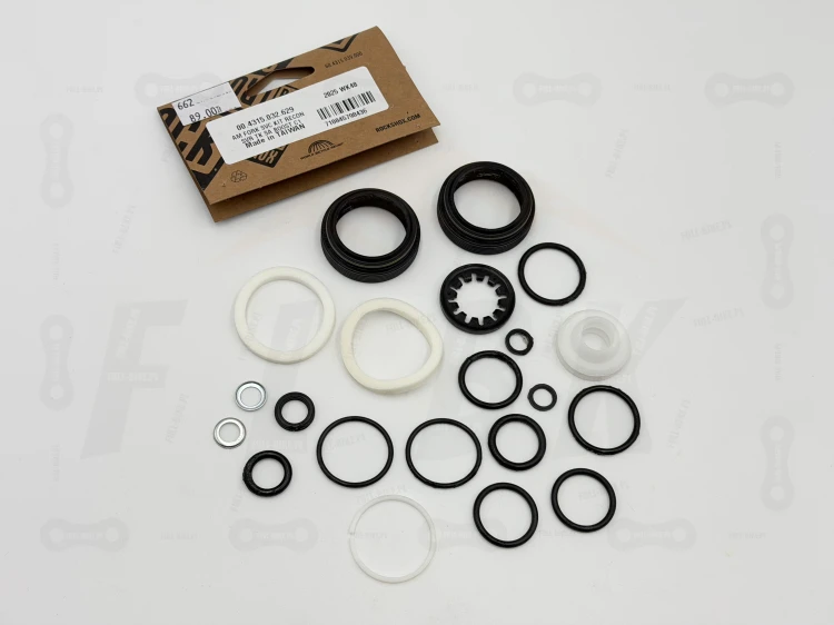 Zestaw Serwisowy Rock Shox Recon Silver TK C1+ Boost widok na wszystkie elementy zestawu, uszczelki itd, zbliżenie na produkt, zdjęcie z etykietą zestawu wraz z dokładnym numerem produktu 00.4315.032.629