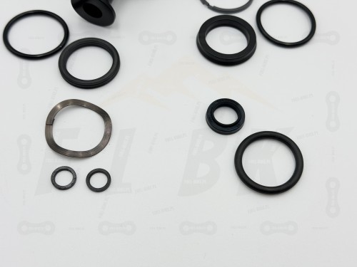 Zestaw Serwisowy Rock Shox Yari Solo Air A1-B1 (2016-2018) główne zdjęcie całego zestawu uszczelek wraz z etykieta z dokładnym numerem produktu 00.4315.032.623, zbliżenie na poszczególne elementy zestawu