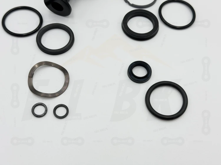 Zestaw Serwisowy Rock Shox Yari Solo Air A1-B1 (2016-2018) główne zdjęcie całego zestawu uszczelek wraz z etykieta z dokładnym numerem produktu 00.4315.032.623, zbliżenie na poszczególne elementy zestawu