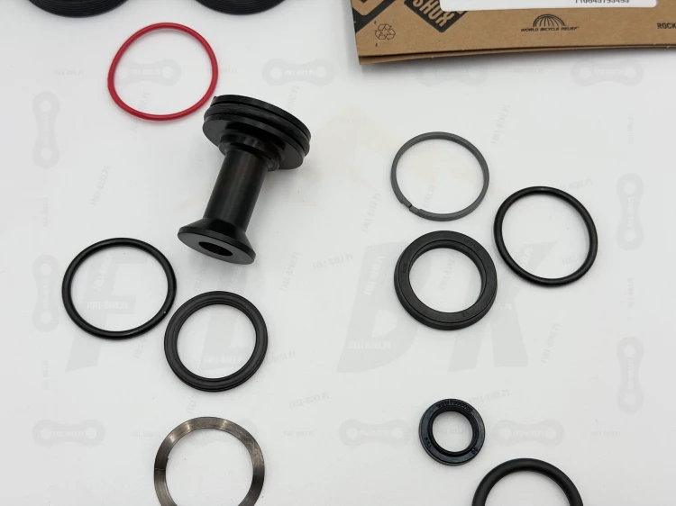 Zestaw Serwisowy Rock Shox Yari Solo Air A1-B1 (2016-2018) główne zdjęcie całego zestawu uszczelek wraz z etykieta z dokładnym numerem produktu 00.4315.032.623, zbliżenie na poszczególne elementy zestawu