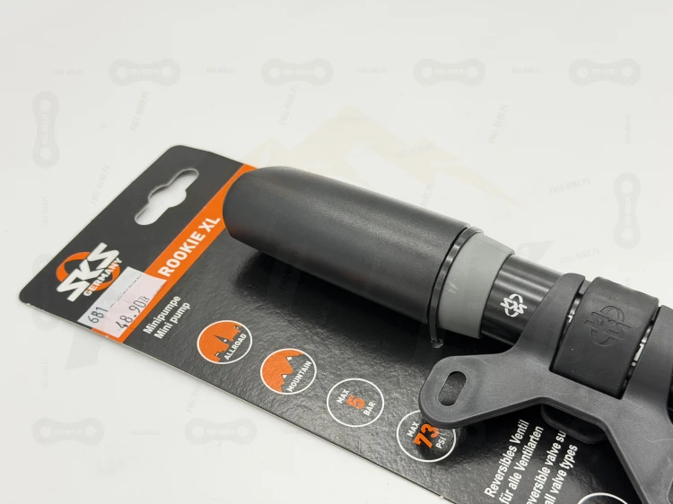 Pompka Do Kół SKS Rookie XL Black główne zdjęcie produktu z opakowaniem wraz ze wszystkimi danymi, zbliżenie ma element pompujący