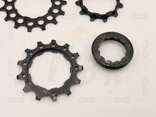 Zębatki Do Kasety Sram PG-1210/1230 11T 13T 15T zdjęcie przedstawia zbliżenie na zębatki