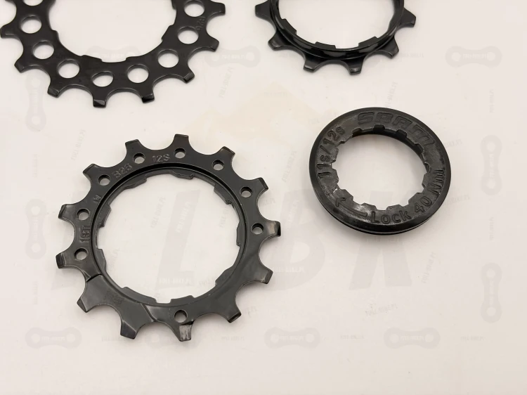 Zębatki Do Kasety Sram PG-1210/1230 11T 13T 15T zdjęcie przedstawia zbliżenie na zębatki