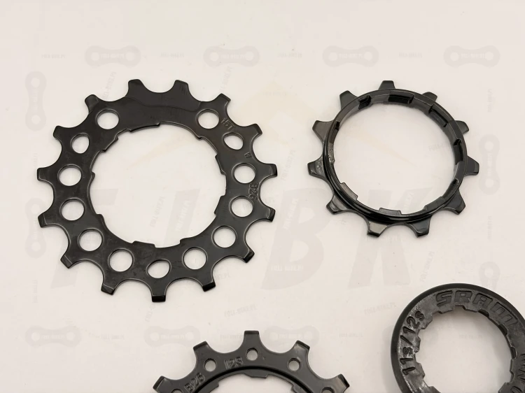 Zębatki Do Kasety Sram PG-1210/1230 11T 13T 15T zdjęcie przedstawia zbliżenie na zębatki
