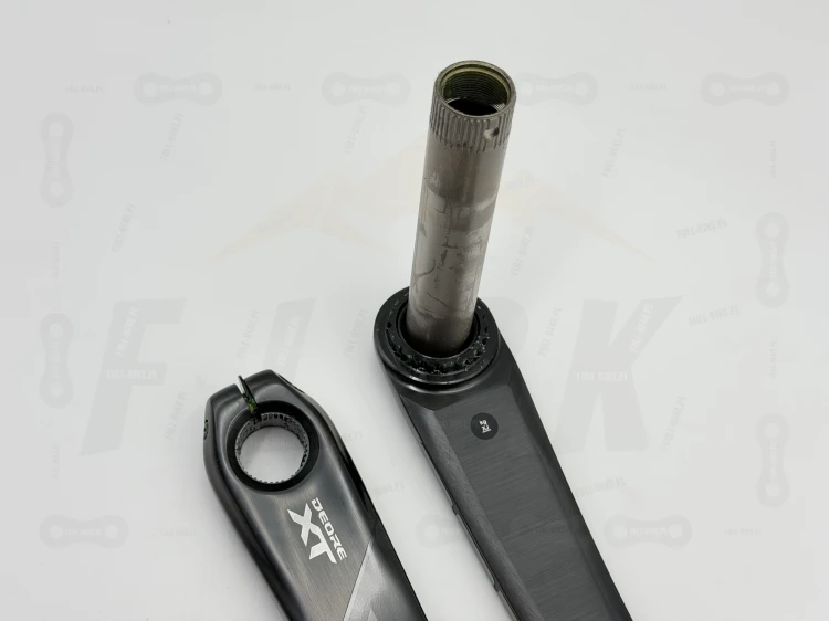 Mechanizm Korbowy Shimano DEORE XT FC-M8200-1 widok na model Deore XT oraz element montażu zębatki