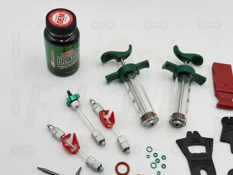 Zestaw Do Odpowietrzania Hamulca Sram Mineral Pro V3 widok na wszystkie elementy zestawu Sram, zbliżenie na poszczególne elementy