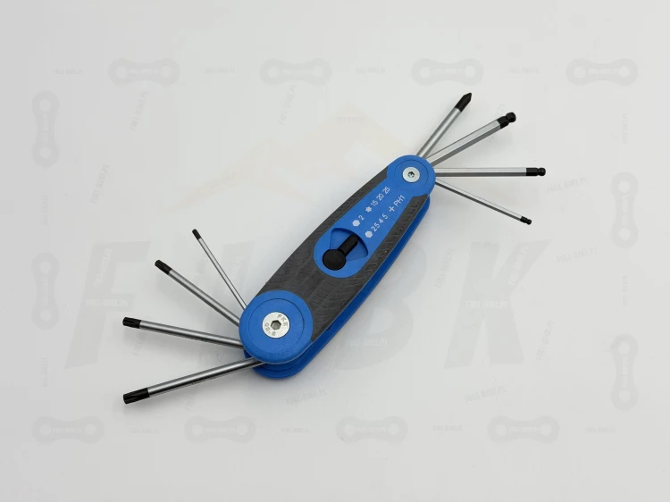 Unior Multitool na zdjęciu widać wszystkie klucze które występują w tym zestawie takie jak imbusy czy torxy