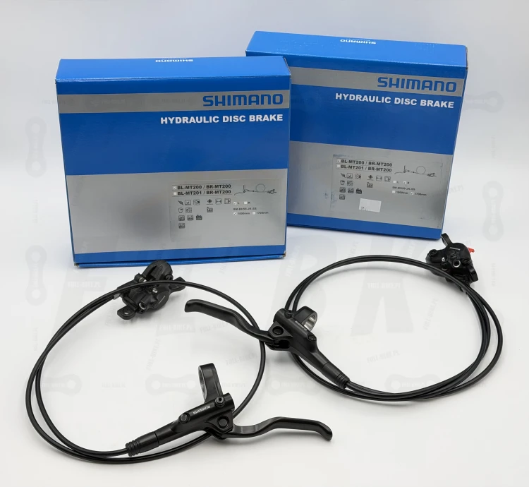 Hamulec tarczowy Shimano Mt-200 główne zdjęcie kompletu hamulców widok na klamki, przewody, zaciski oraz opakowanie producenta