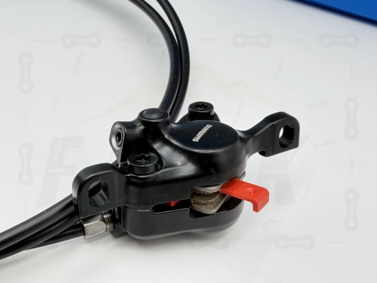 Hamulec tarczowy Shimano Mt-200 zbliżenie na klamkę hamulcową