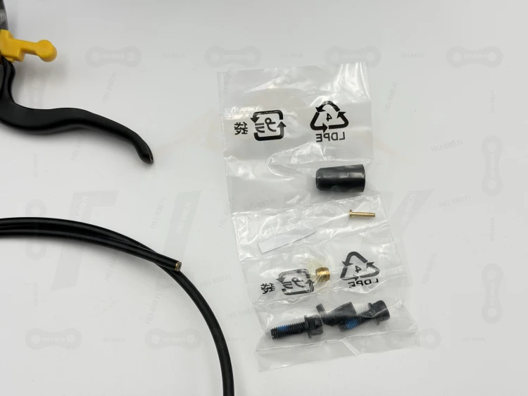 Hamulec tarczowy Shimano Mt-401/410 zbliżenie na dodatkowe części występujące w zestawie Shimano