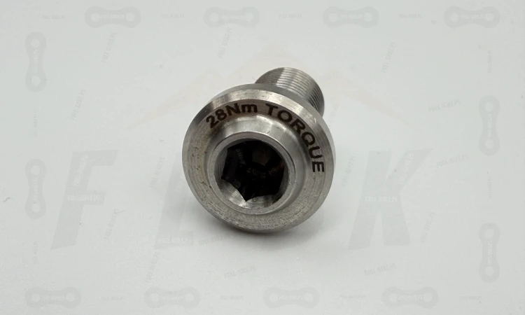 REVERSE ŚRUBA ŁAŃCUCHOWA COLAB EXPERT DO HAKA PRZERZUTKI zbliżenie na front śruby z napisem TORQUE oraz momentem siły dokręcania śruby 28Nm
